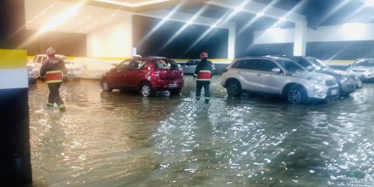 La intensa lluvia en Quito causó inundaciones en al menos cuatro sectores