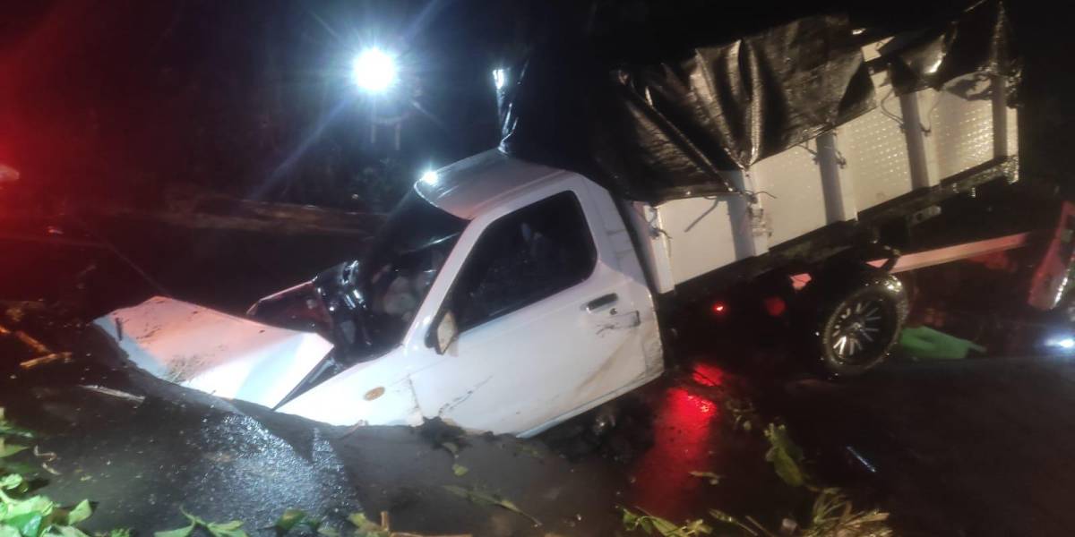 Un vehículo cayó en un socavón que se formó en la vía Nanegalito-San Miguel de los Bancos