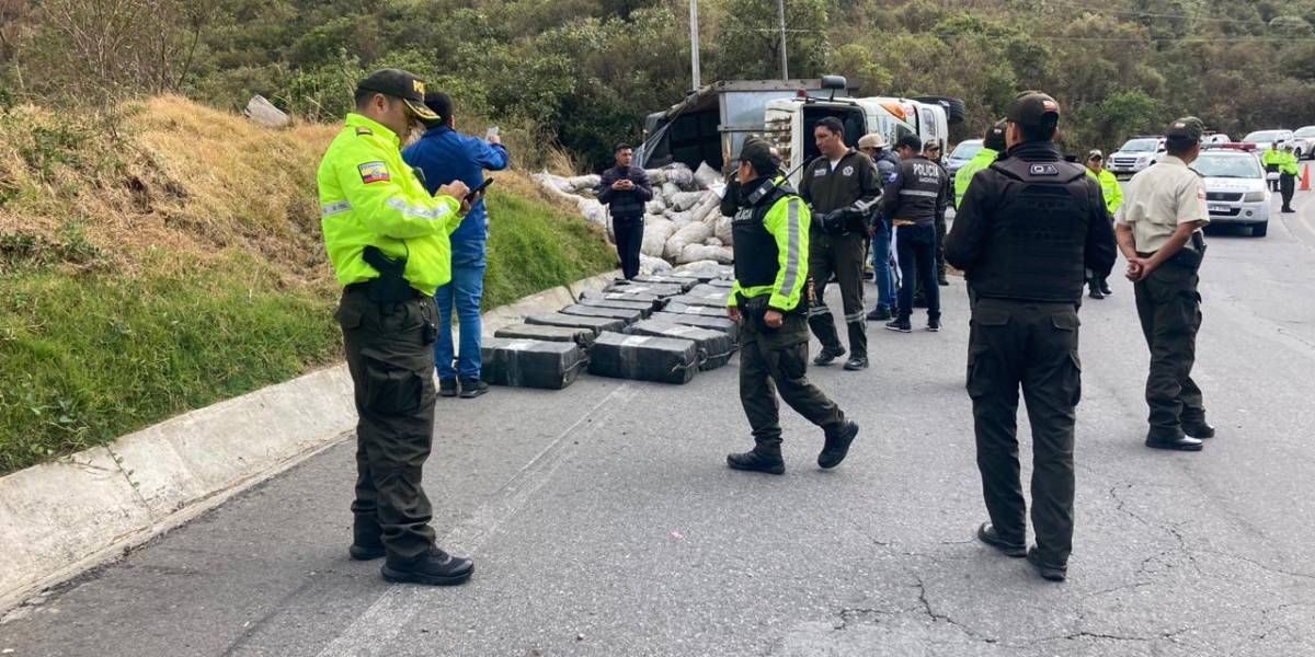 Un camión que se volcó en la vía Pifo-Papallacta trasladaba paquetes de droga