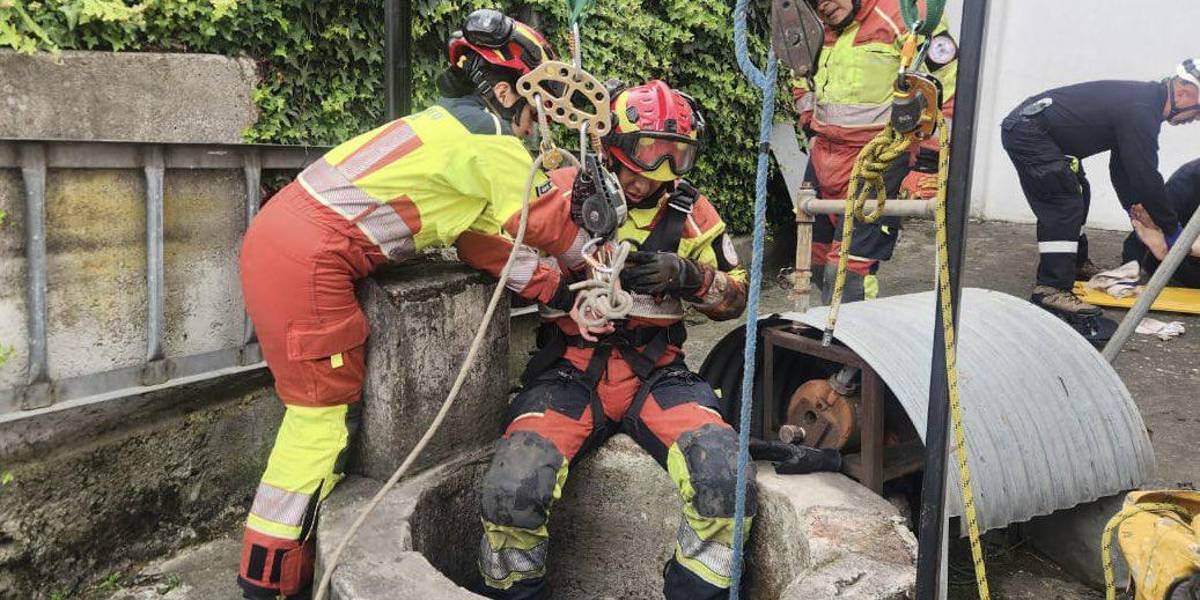 Un adulto mayor cayó a un pozo de 20 metros en Guamaní