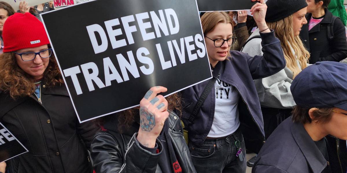 EE.UU. busca la vía para prohibir que las personas trans posean armas, según CNN