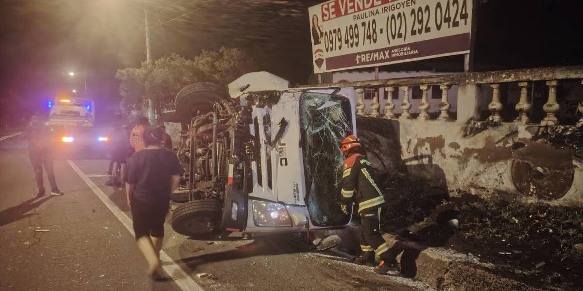 Cuatro heridos tras el choque entre un auto y un camión en Guayllabamba