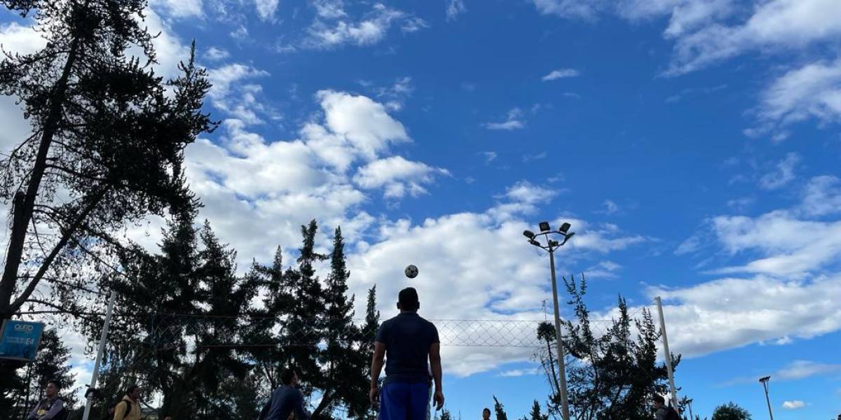 En el parque La Carolina de Quito, el ecuavóley se juega con apuestas, de lo contrario no hay adrenalina, dicen los jugadores