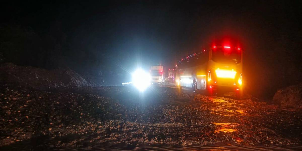 Dos deslizamientos de tierra en Napo provocan cierres viales