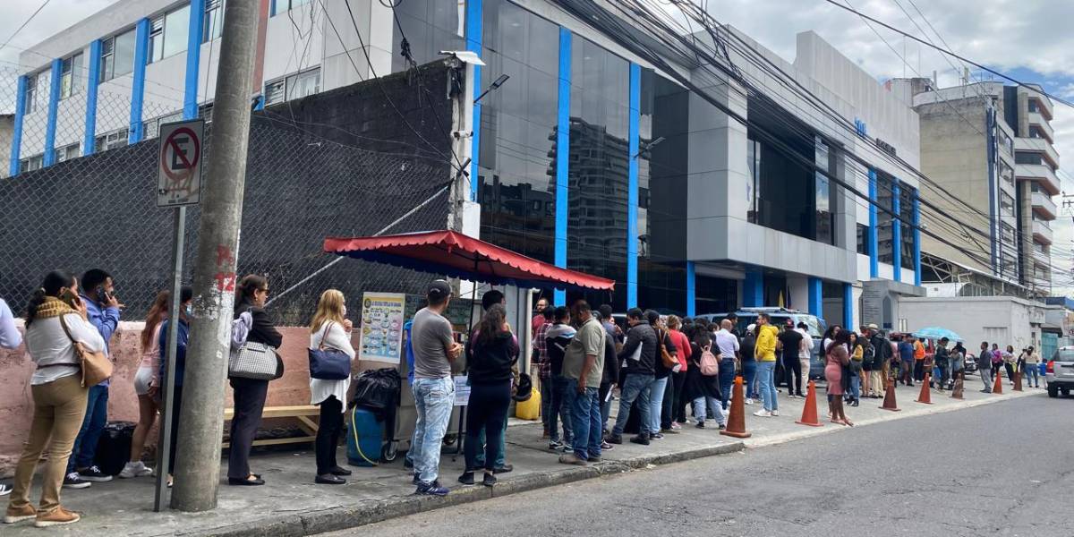 A cinco días de que se cierre el trámite, el cambio de domicilio electoral no funciona en la web y hay largas colas en las delegaciones