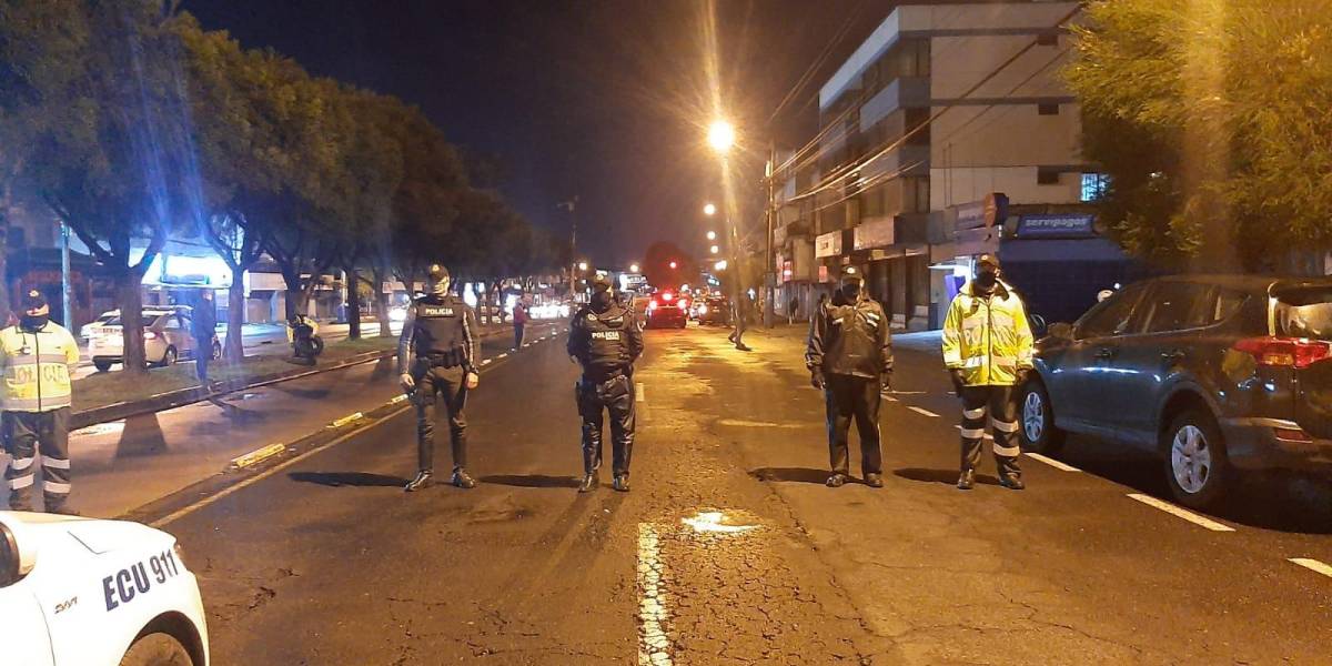 Encuentran explosivo durante asalto a agencia financiera en Quito