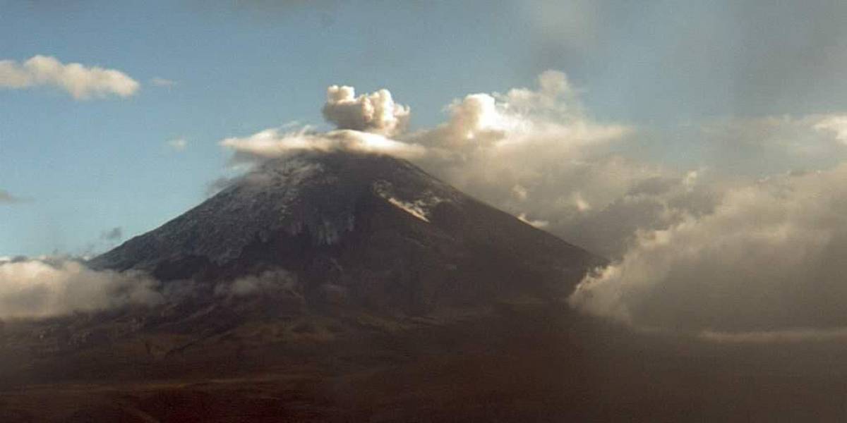 Volcán Cotopaxi emana columnas de gas, se registra ceniza en Latacunga