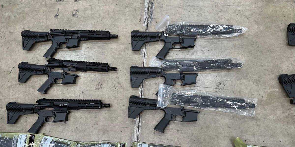 14 fusiles y dos pistolas fueron camuflados en parlantes para llegar al aeropuerto de Guayaquil