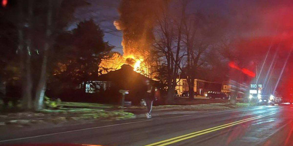 Avión liviano se estralla contra una casa en New Hampshire