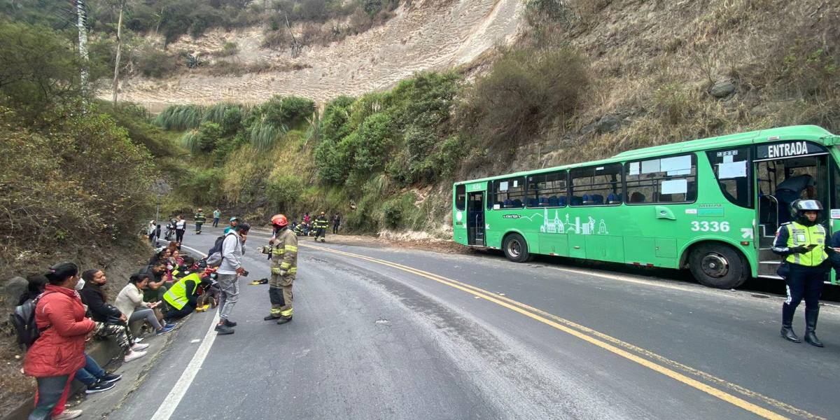 Un bus se accidentó cerca del antiguo puente sobre el río Chiche
