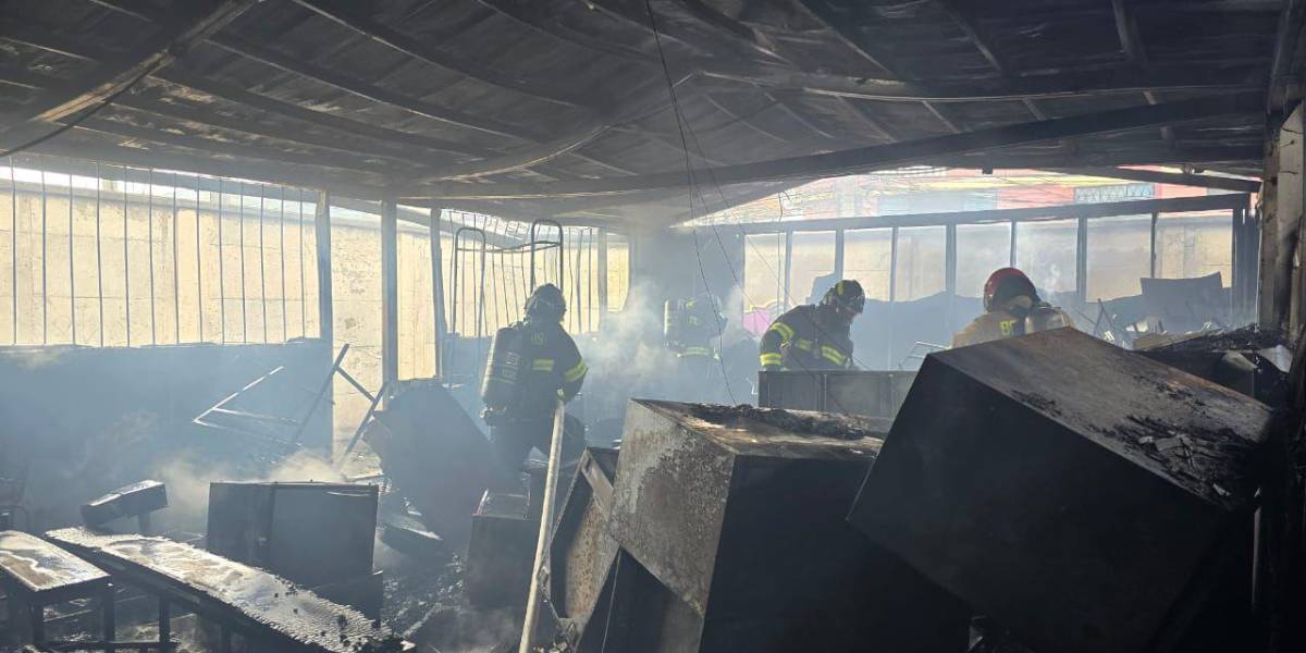 Un incendio se registró en el Colegio Primicias de la Cultura de Quito, este 17 de junio