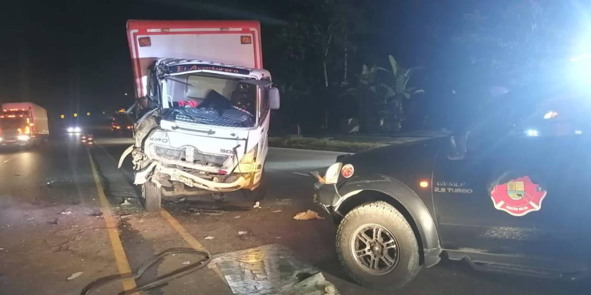 Camión y un tráiler se chocaron en la vía Alóag-Santo Domingo y dejan una mujer fallecida