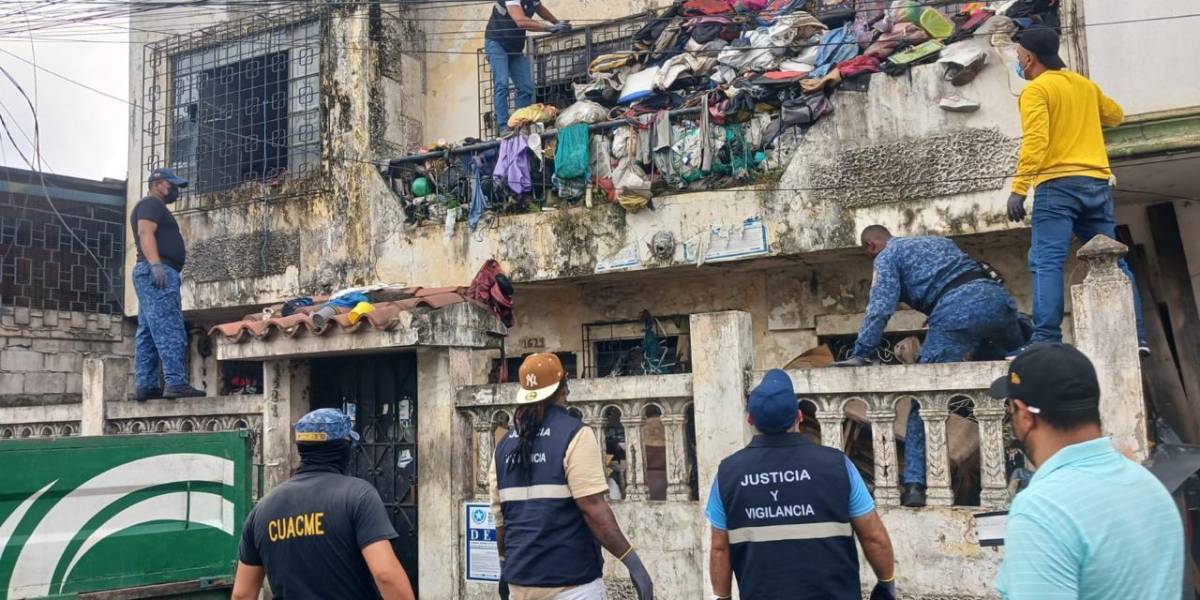 El Municipio de Guayaquil intervino una casa que era usada como depósito de basura
