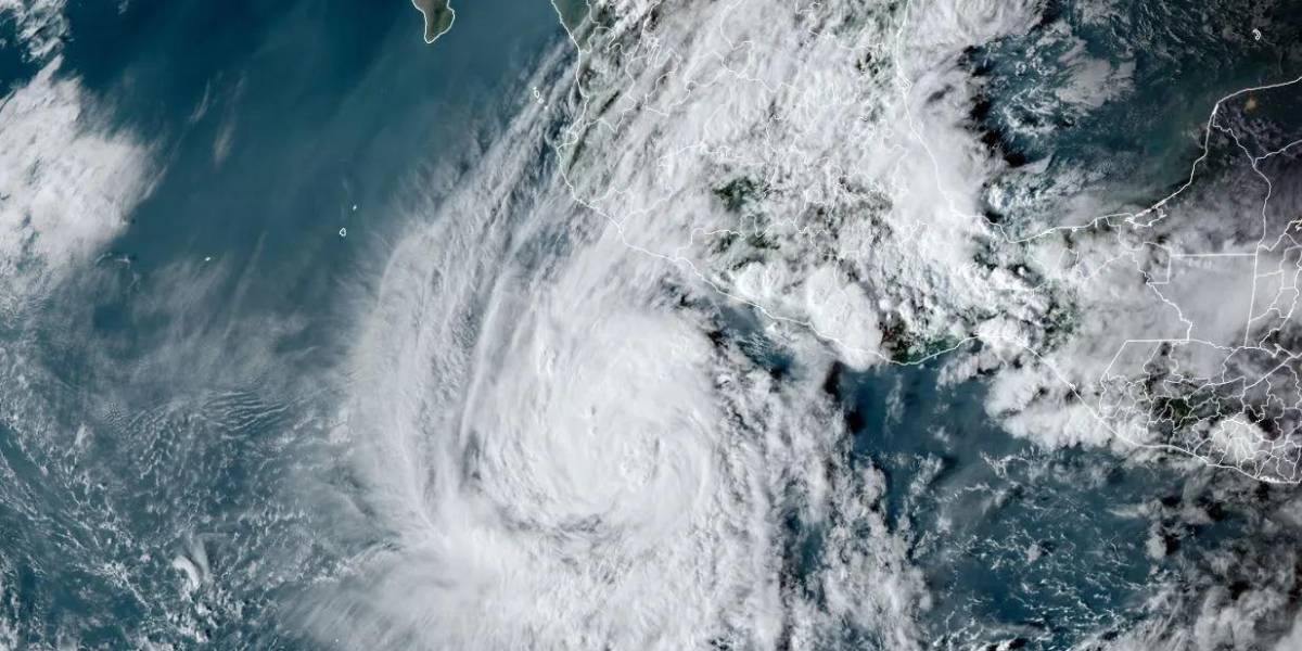 Erick ataca México como huracán de categoría 3, hay comunidades bajo alerta