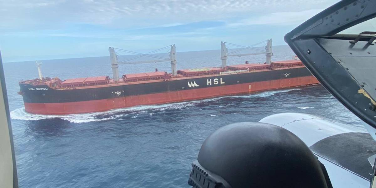 Un buque panameño que transportaba minerales es obligado a retirarse de la reserva marina de Galápagos