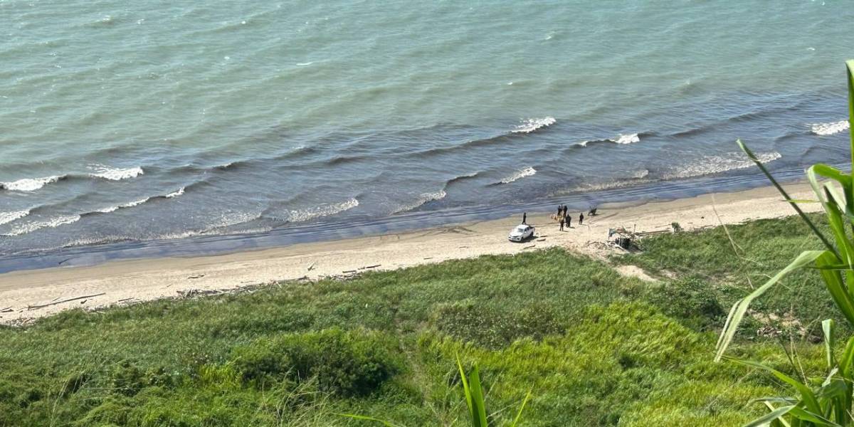 Derrame de petróleo en Esmeraldas: 1 200 barriles de crudo contaminan el mar, según el ministro del Ambiente
