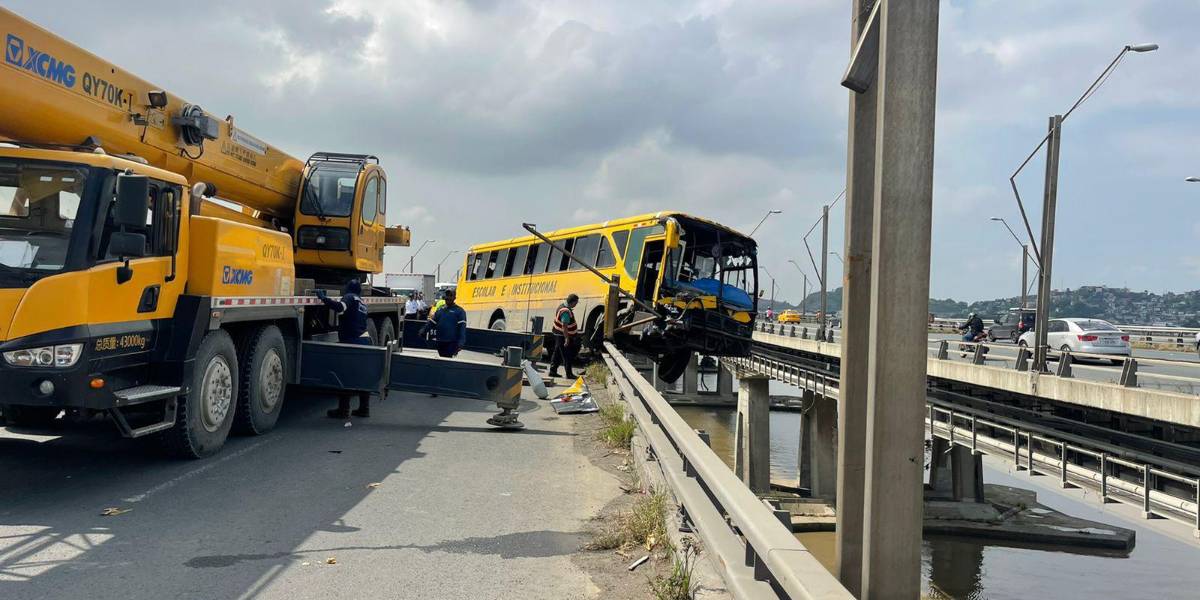 Con una grúa para construir edificios se retiró el bus que estaba por caer del Puente de la Unidad Nacional