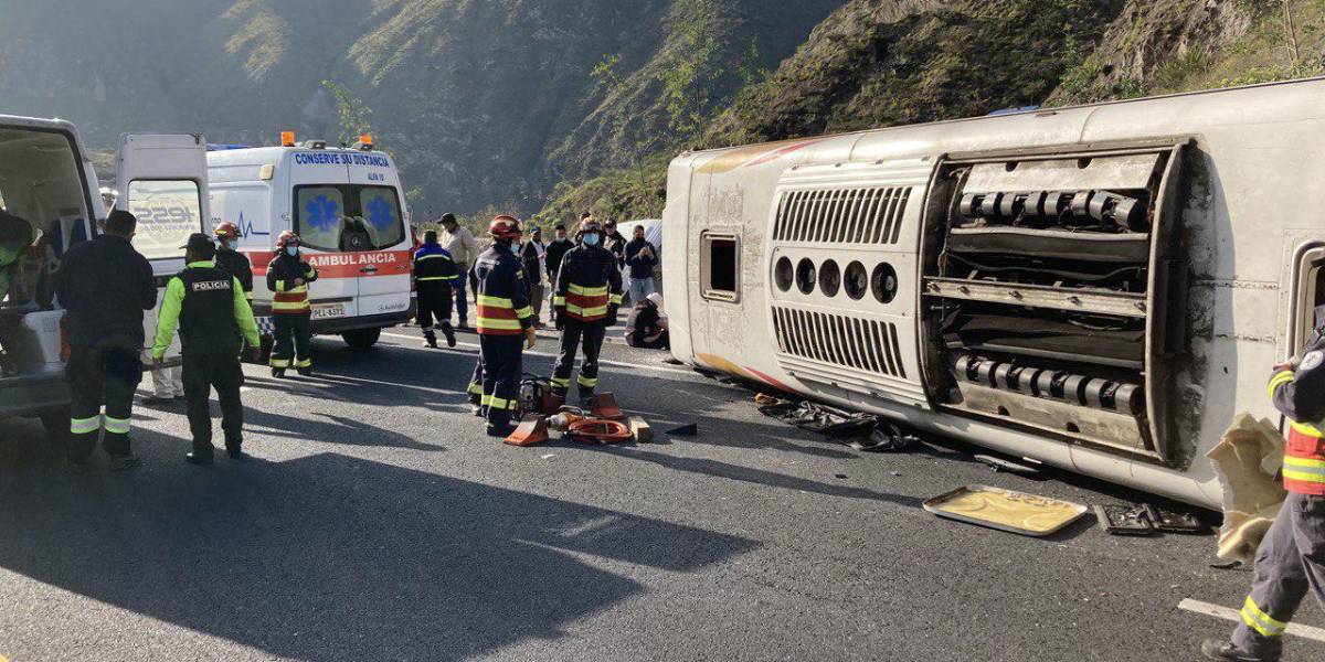 Quito: al menos un muerto tras volcamiento de un bus en la Panamericana Norte