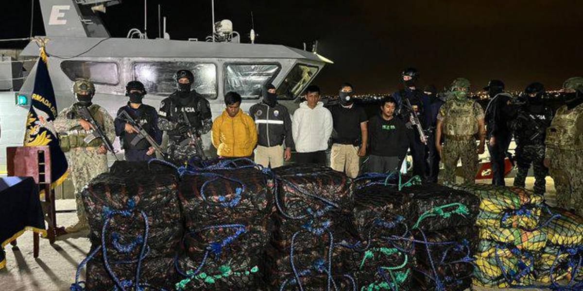 2,1 toneladas de droga fueron decomisadas en alta mar, a 500 millas de las Islas Galápagos