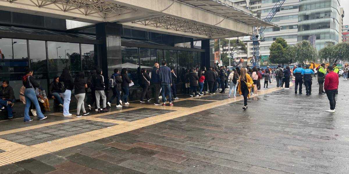 Elecciones Ecuador 2025 | Filas en el Registro Civil para obtener la cédula de identidad, en Quito