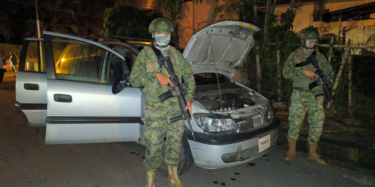 Militares hallan dos carros con explosivos, armas y cilindros de gas que iban a ser detonados en Quevedo
