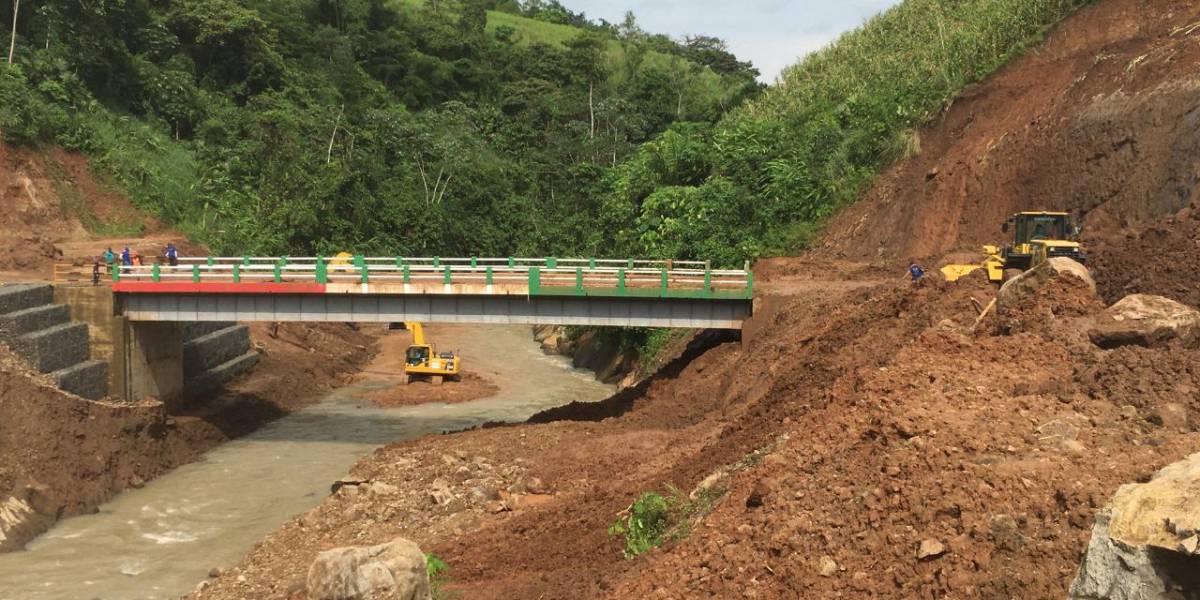 Deslaves taparon accesos a puente recién construido en Manabí