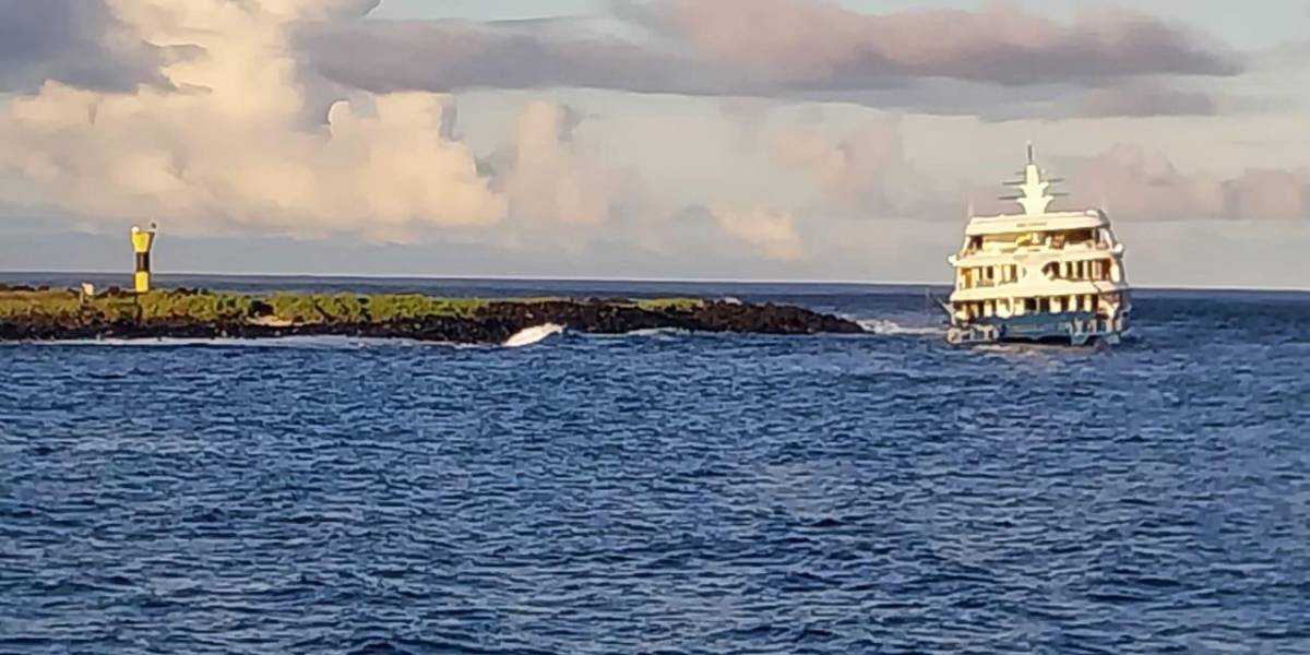 Un barco con 27 personas a bordo se varó en la isla Española, en Galápagos