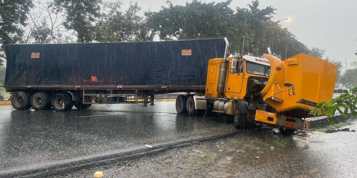 Tráileres quedan atravesados en la Vía a la Costa, en Guayaquil, tras maniobras fallidas solicitadas por la ATM