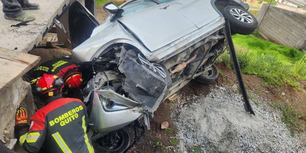 Quito, Conocoto: un auto se volcó y quedó a metros de unbarranco, dejando tres heridos