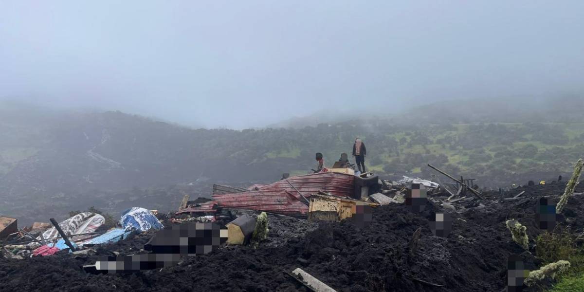 Dos personas desaparecieron tras un deslizamiento en Napo; un socavón se produjo en la vía El Chaco - Lago Agrio