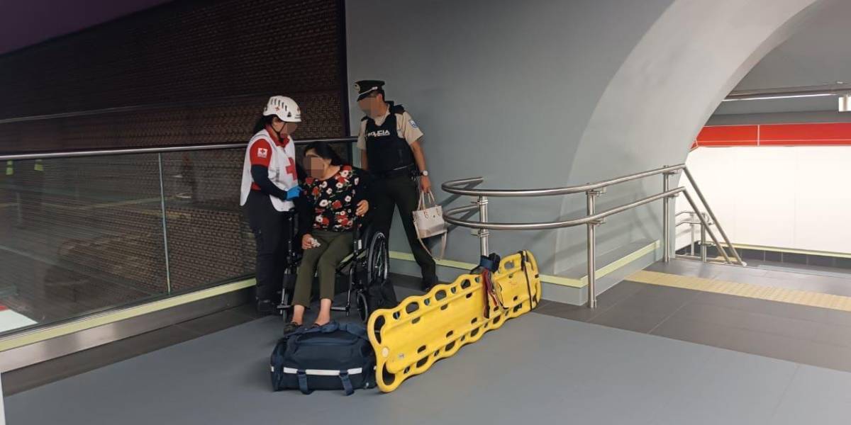 Metro de Quito: una mujer sufrió una caída en las escaleras de la estación Universidad Central