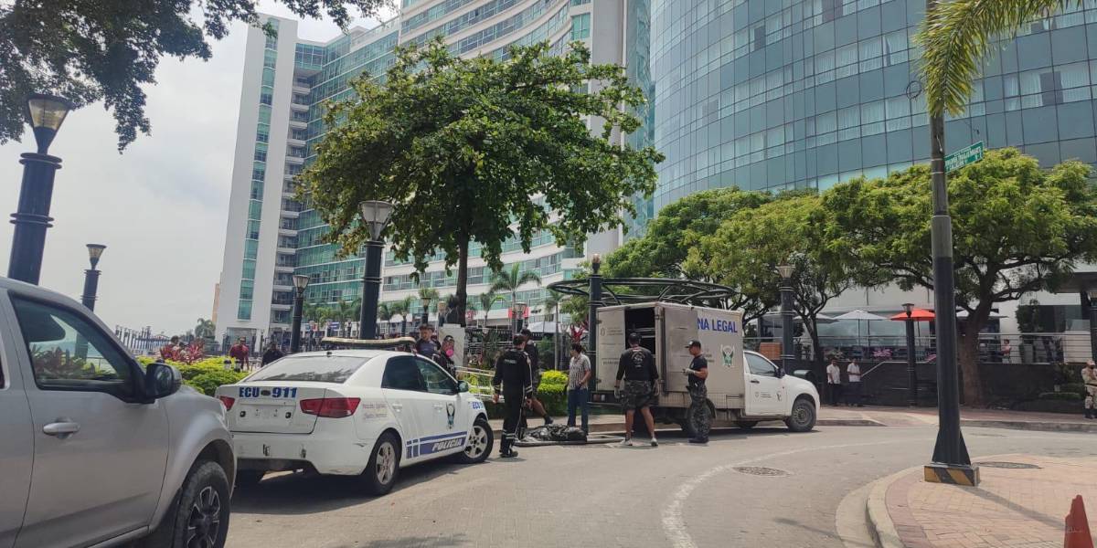 Un cadáver envuelto en fundas apareció en las orillas de Puerto Santa Ana, Guayaquil