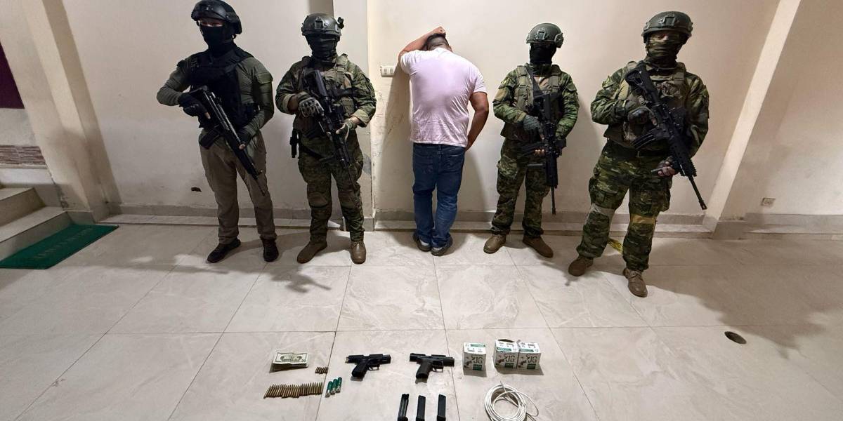 Un policía que almacenaba armas en su vivienda fue detenido en El Oro