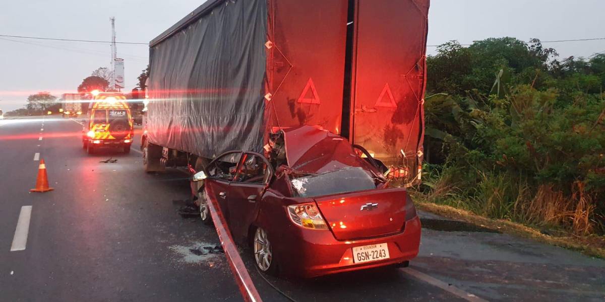 Conductor de auto muere tras estrellarse contra un camiónen la vía Guayaquil-Salinas