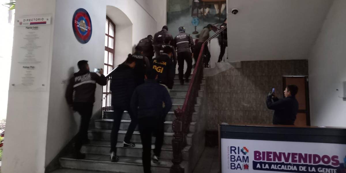 Las instalaciones del Municipio de Riobamba fueron allanadas, este 30 de enero