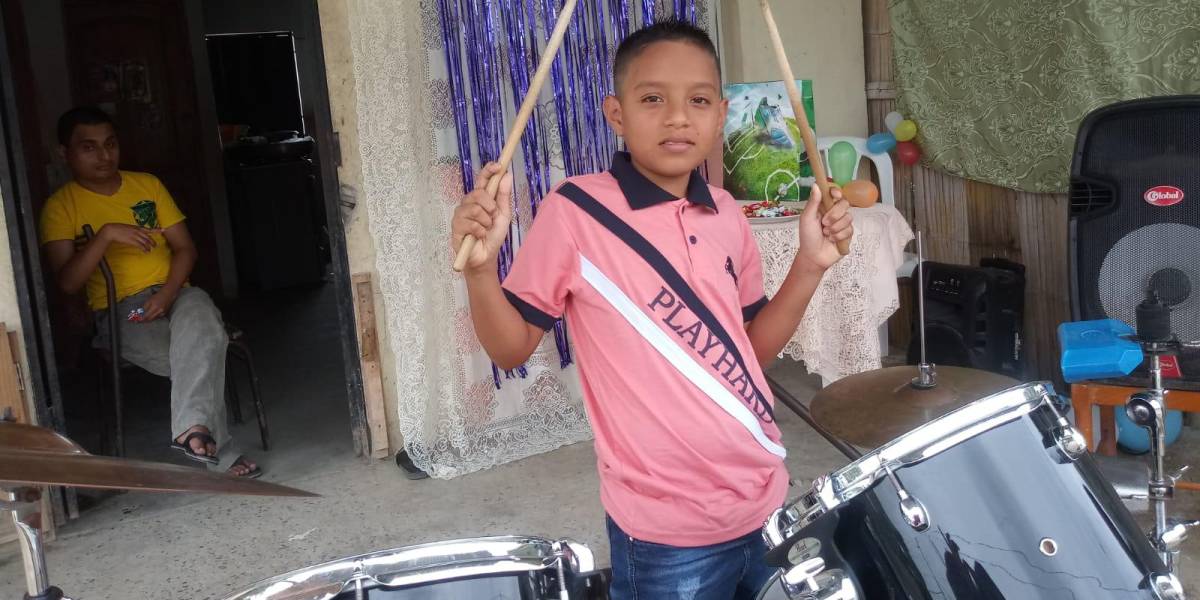 Jefferson Lucas, el niño baterista de Charapotó, asegura estar cumpliendo su sueño