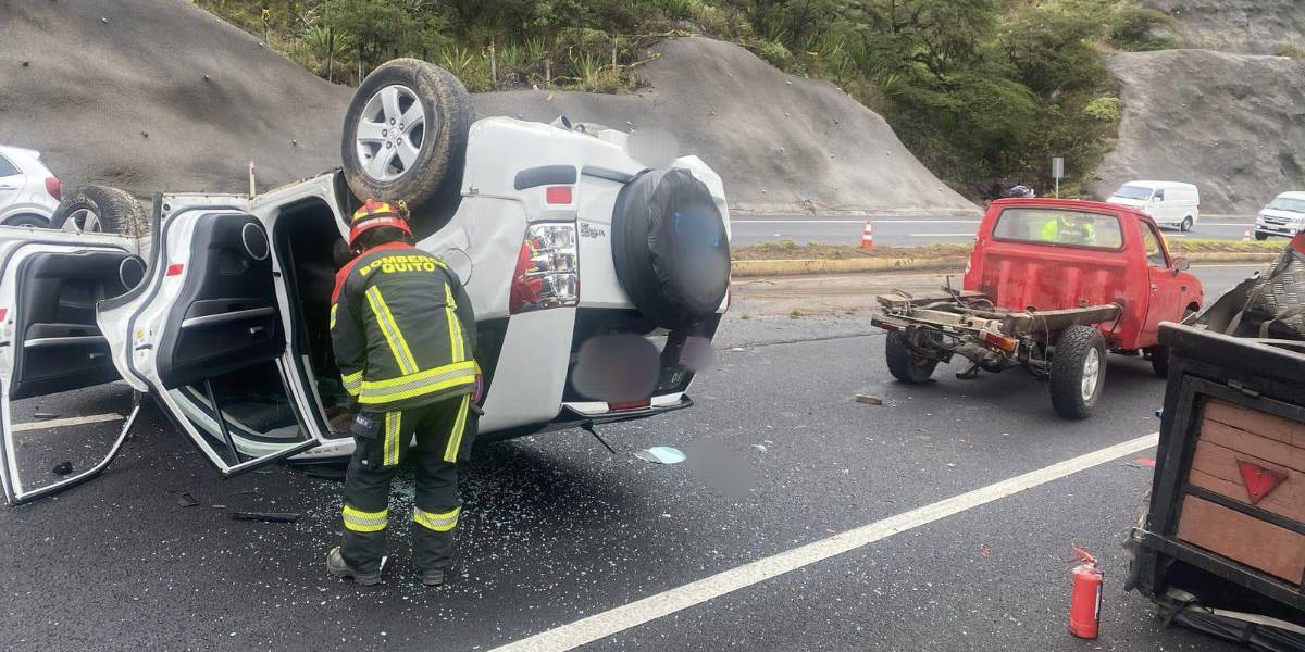 Un nuevo accidente en la vía a Guayllabamba deja un vehículo volcado y un herido