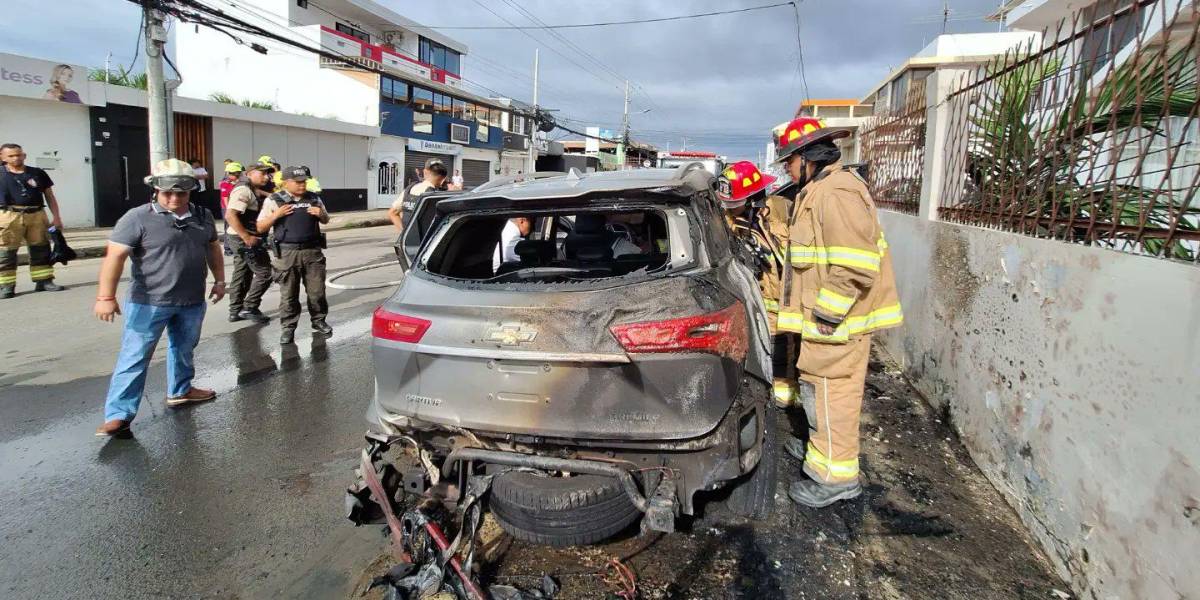 El carro de una funcionaria pública fue incinerado en Manta