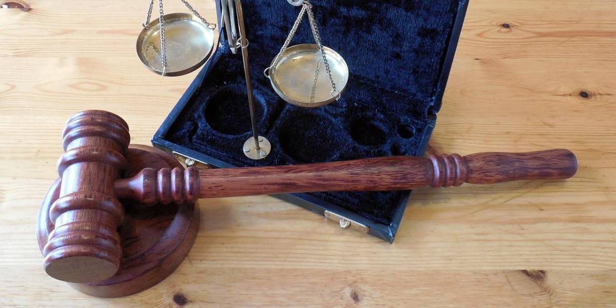 Un hombre fue llamado a juicio por presunto tráfico de influencias, en Cuenca