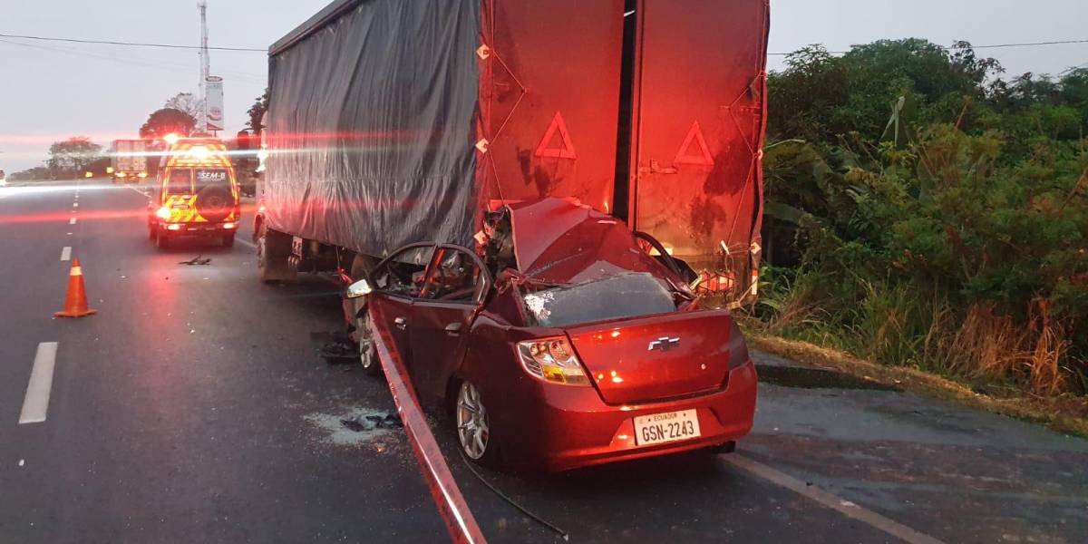 Conductor de auto muere tras estrellarse contra un camiónen la vía Guayaquil-Salinas