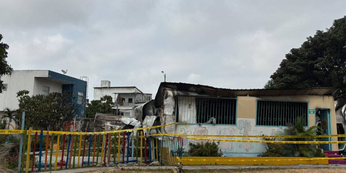 Un incendio afectó tres aulas de una escuela en la Floresta, en el sur de Guayaquil