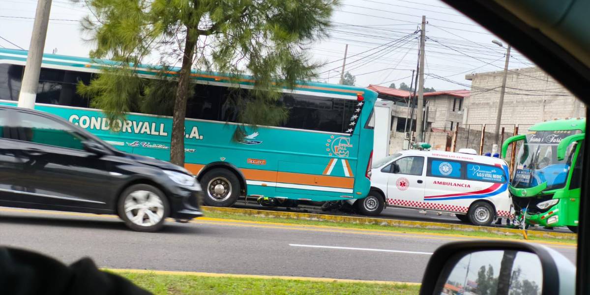 Dos carriles de la autopista Gral. Rumiñahui se cerraron temporalmente por un choque