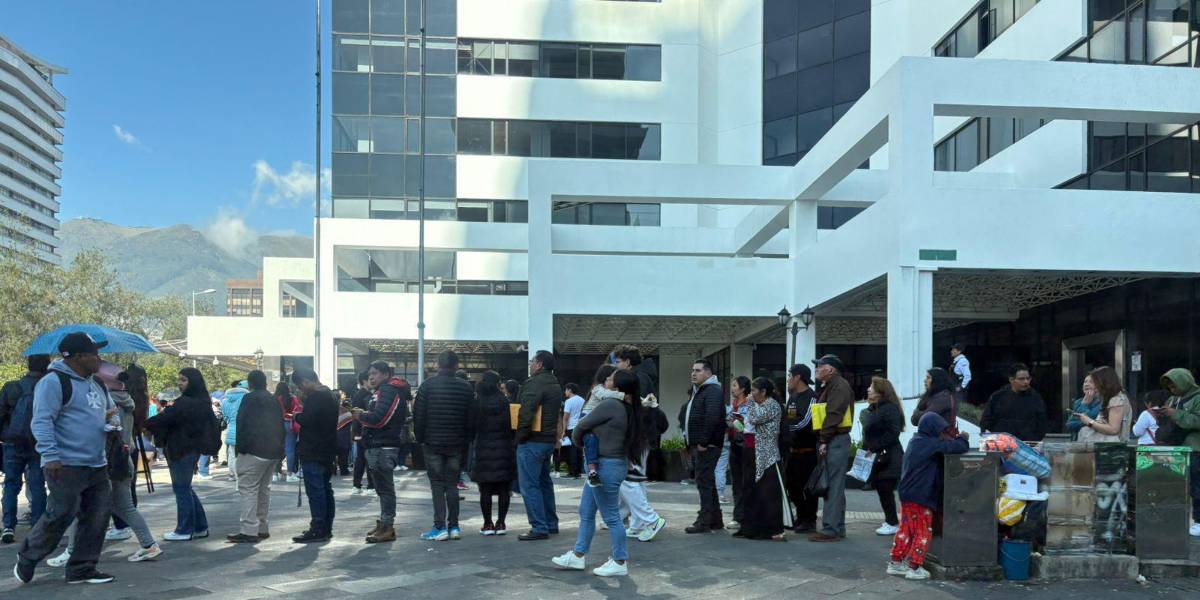 La jornada extraordinaria de cedulación en Quito convoca a cientos de personas; la fila se extiende por tres cuadras