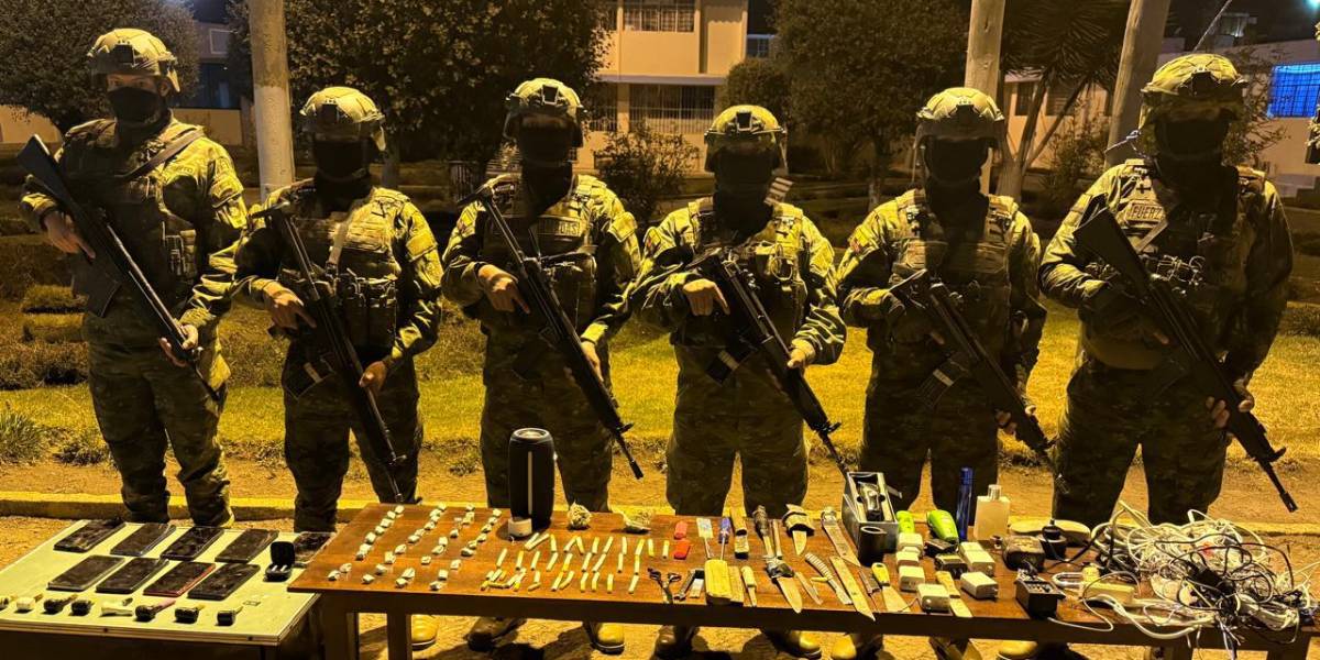 Celulares, armas y droga escondían los presos en paredes y techos de la cárcel de Riobamba