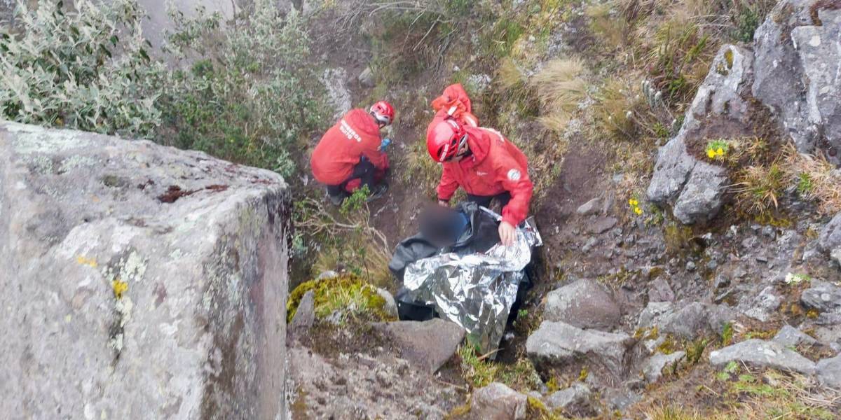 Un joven de 18 años es rescatado por los Bomberos tras sufrir una caída en el Rucu Pichincha