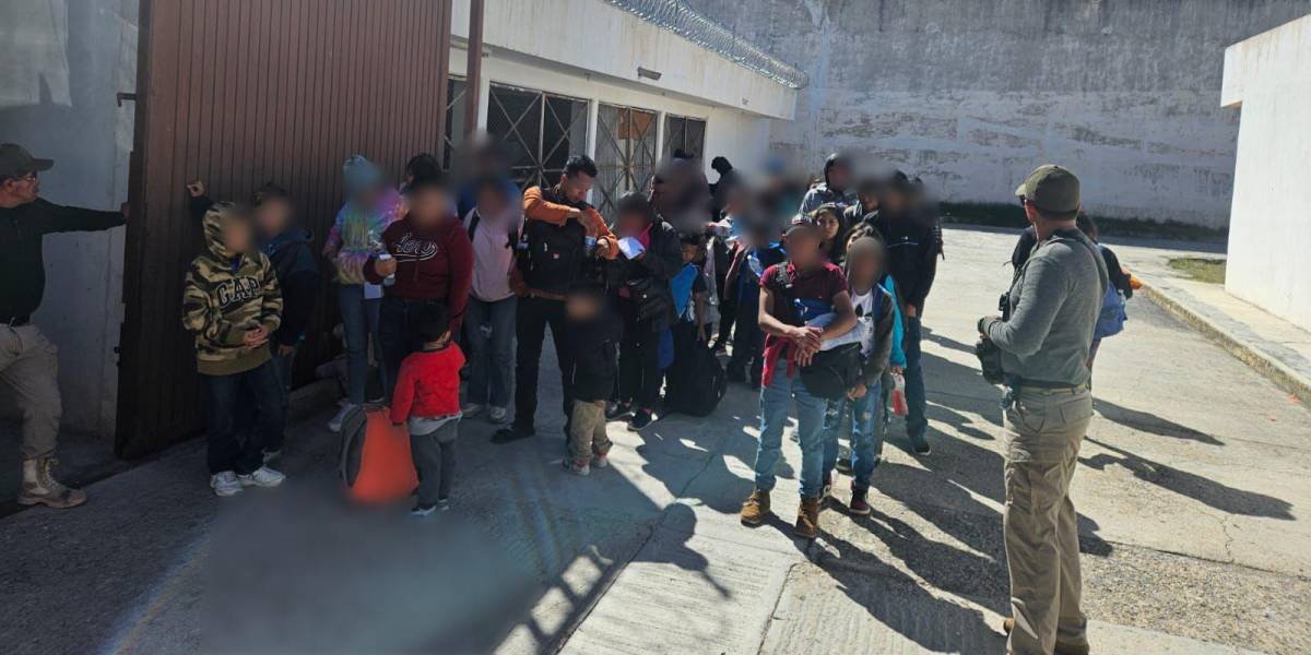 Autoridades rescatan a cuatro ecuatorianos que estaban atrapados en un tráiler abandonado en México