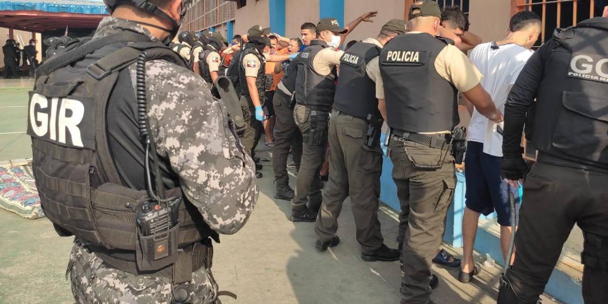 Hallan fúsil y 100 litros de licor artesanal tras nuevo operativo en Penitenciaria del Litoral