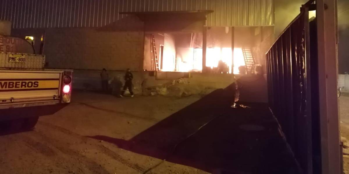 Quito: Incendio consumió la estructura de una fábrica en La Merced