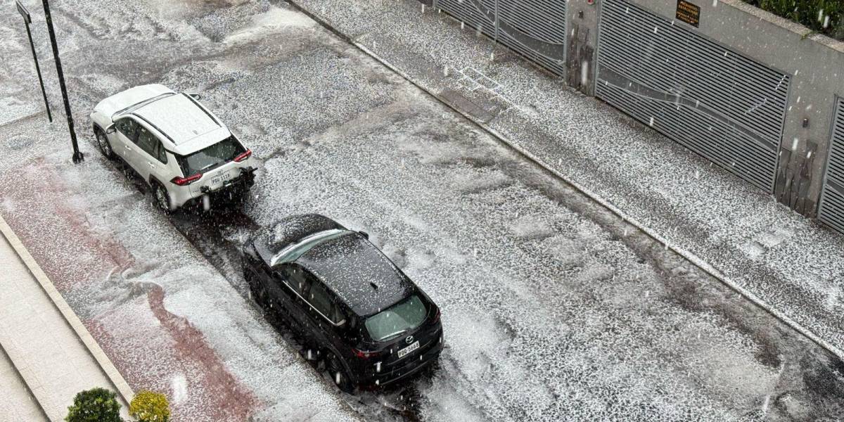 La intensa lluvia y el granizo en Quito ocasionan que las calles se transformen en ríos