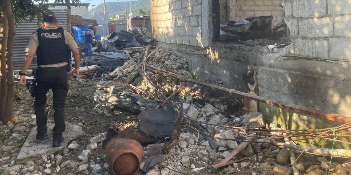 Explosiones por cilindros de gas destruyen una casa en Trinidad de Dios, Guayaquil